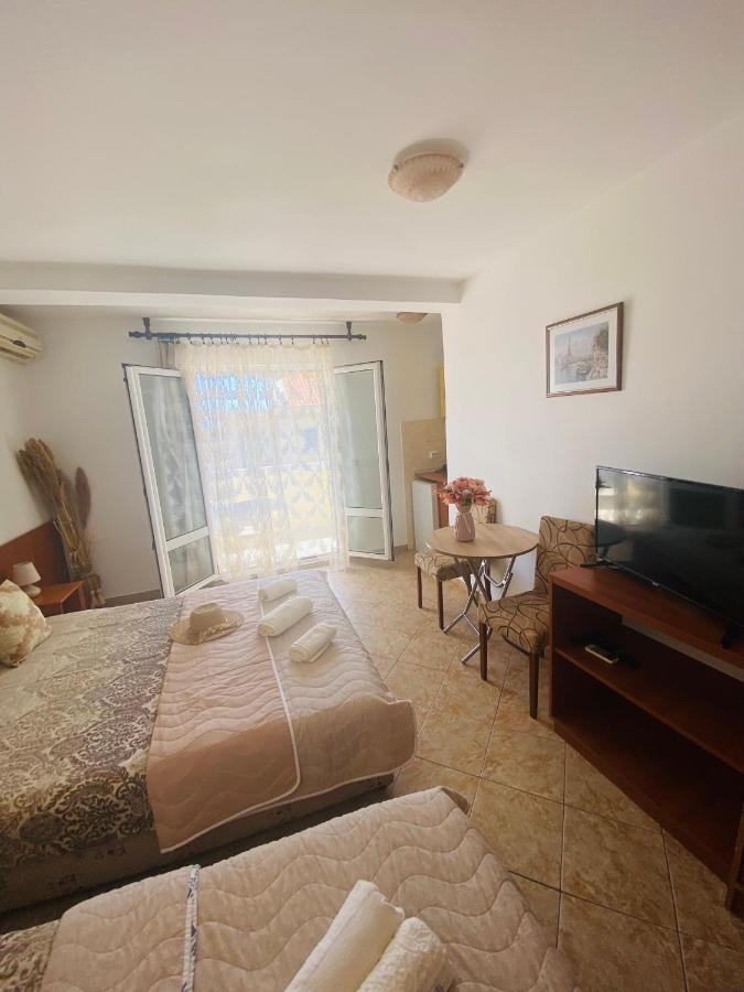 Miomir Perazic Apartments Petrovac Bagian luar foto