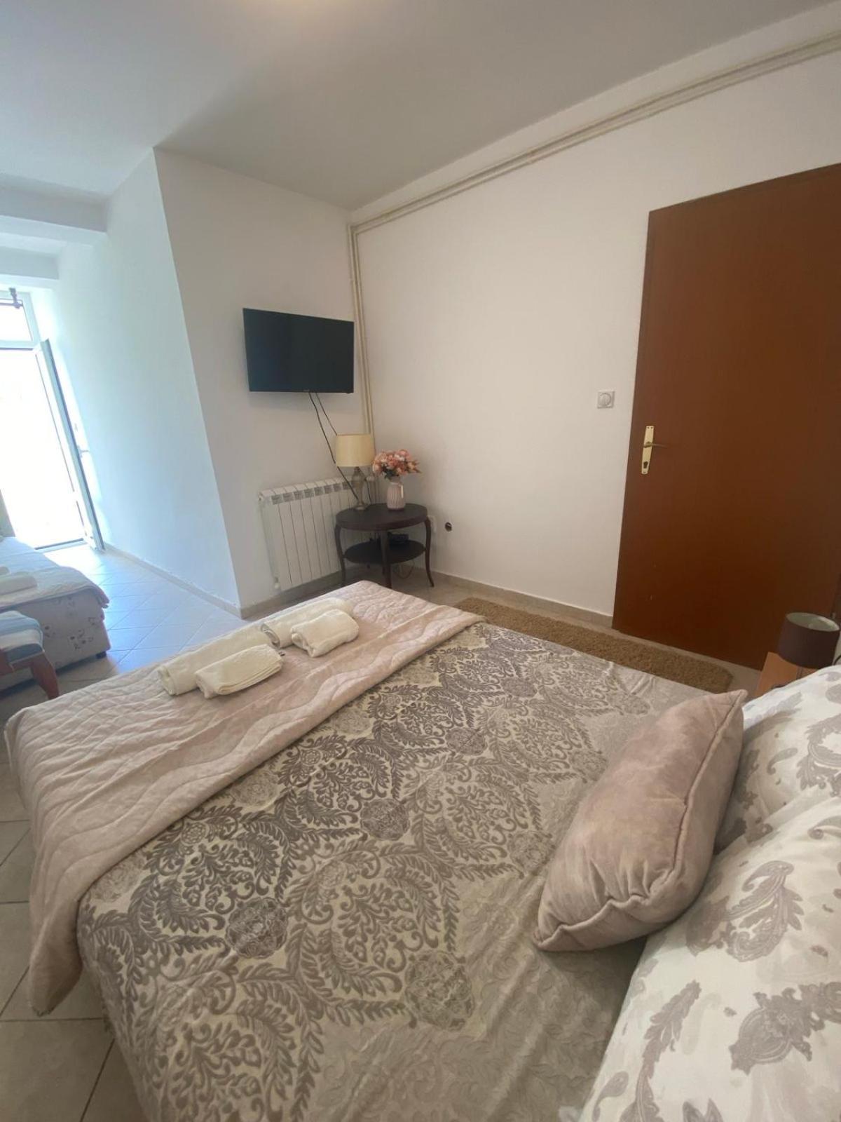 Miomir Perazic Apartments Petrovac Bagian luar foto