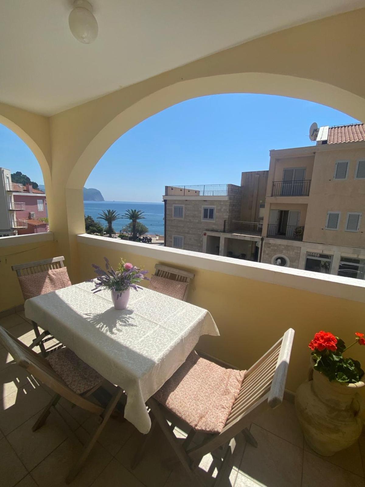 Miomir Perazic Apartments Petrovac Bagian luar foto